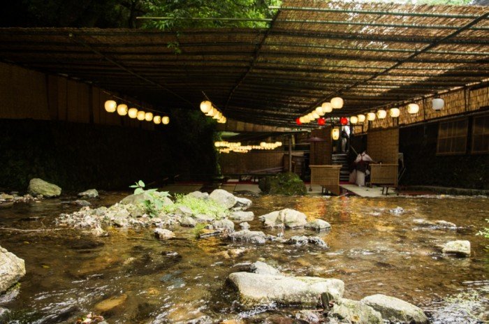 まじで川の床。